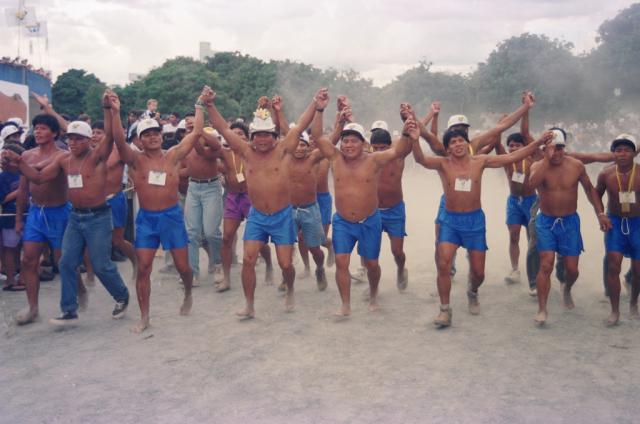 índios de mãos dadas, em ritual