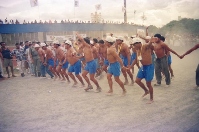 índios de mãos dadas, em ritual