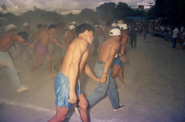 índios de mãos dadas, em ritual