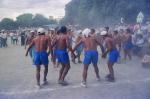 índios de mãos dadas, em ritual