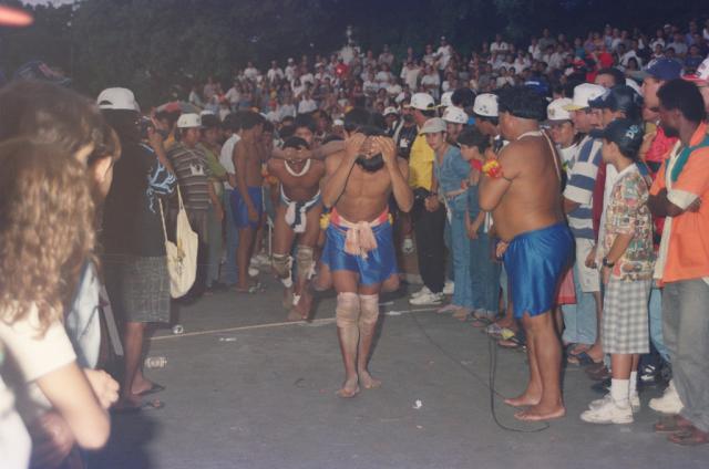 Índios em apresentação