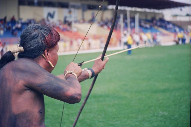 Índio mirando com arco e flecha