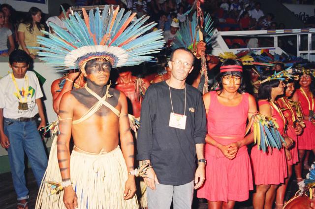 índios posando para foto com não-indígena