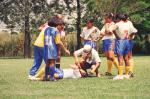 Atendimento de indígena caída no campo de futebol