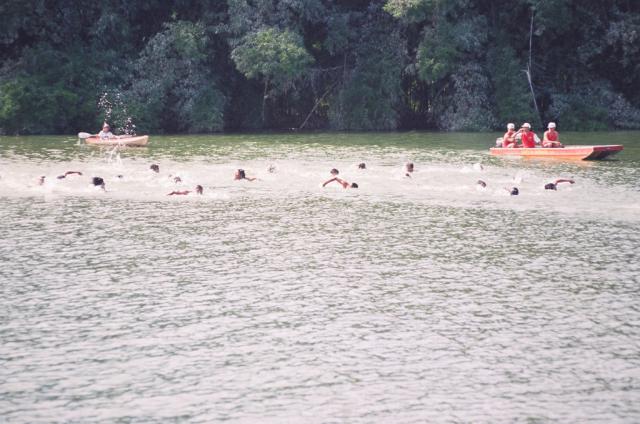 índios realizando travessia em rio