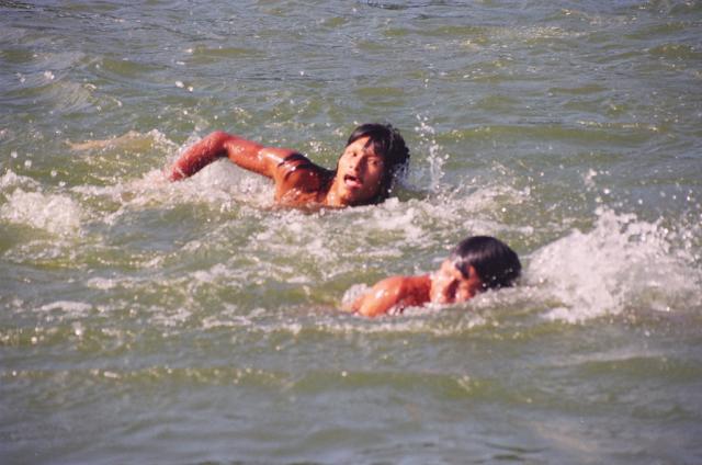 índios atravessando rio