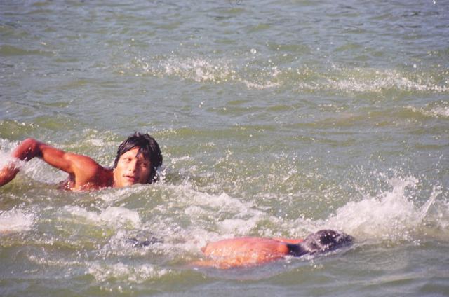 índios atravessando rio