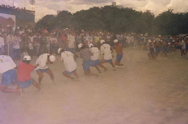 índios disputando cabo de força