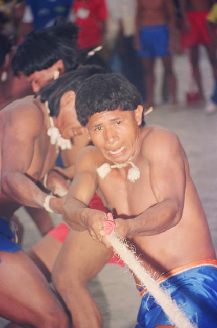 índios disputando cabo de força