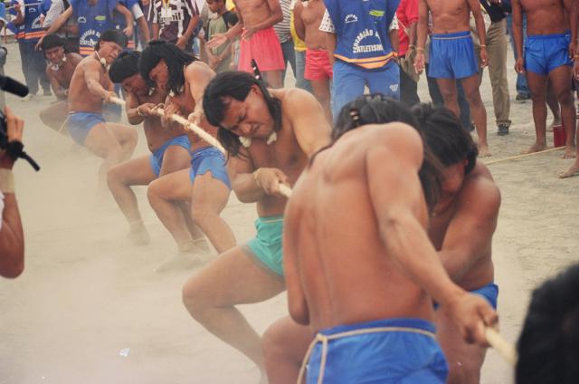 índios disputando cabo de força