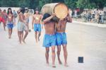 índios carregando tora