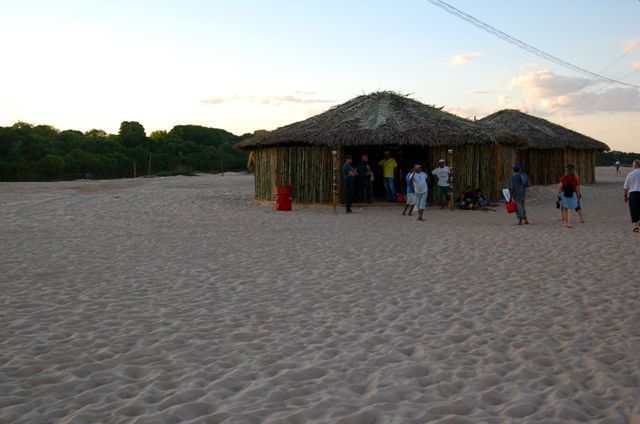 Índios na arena (em frente à uma oca)