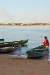 Pequenos barcos e índio ao lado