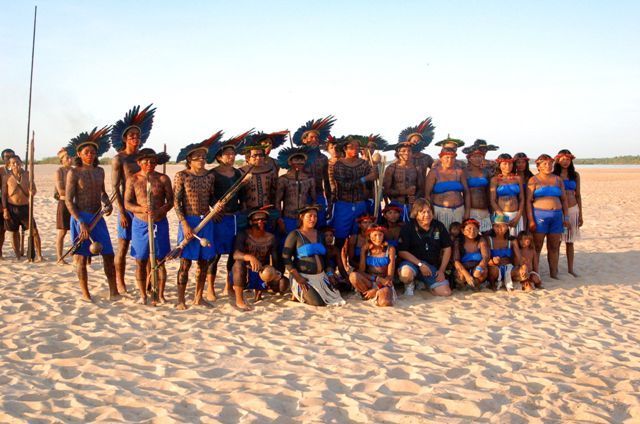 Índios posando para foto em grupo