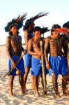 Índios segurando lanças e instrumento típicos