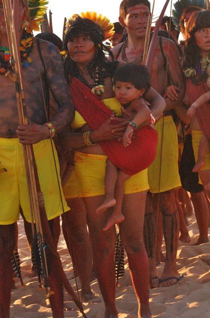 Índios segurando lanças