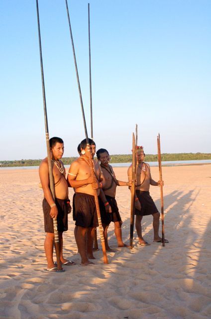 Índios segurando lanças