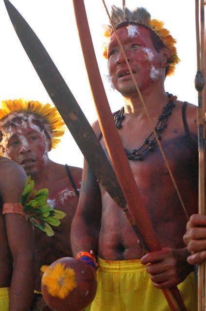 Índios com lanças e objetos típicos