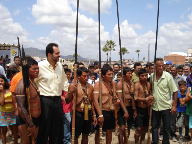 Índios posando para foto com homem