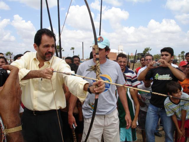 Homem com arco e flecha armados