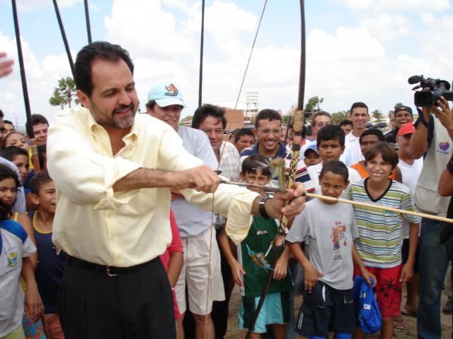 Homem segurando arco e flecha