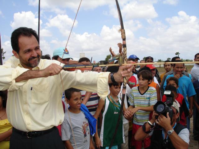 Homem com arco e flecha armados