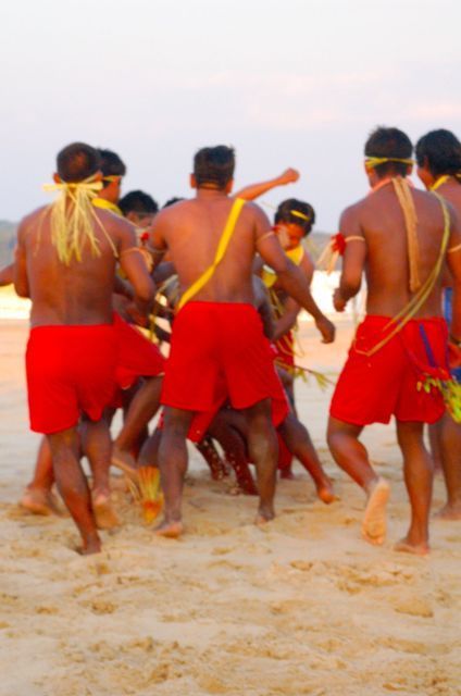 Índios agrupados praticando atividade esportiva