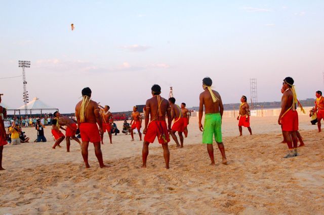 Índios jogando peteca