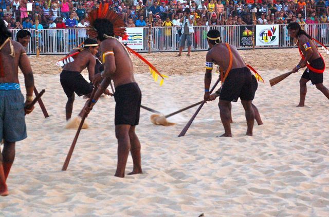 Índios na arena jogando ronkrã