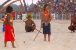 Meninos índios jogando ronkrã