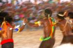 Índios correndo de mãos dadas