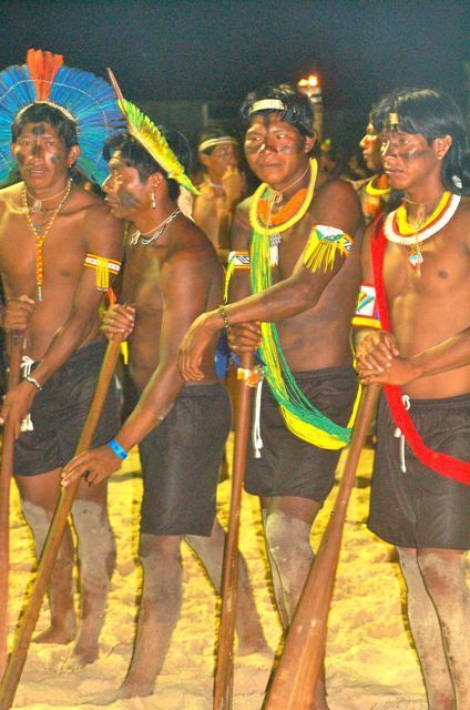 Índios com tacos de ronkrã