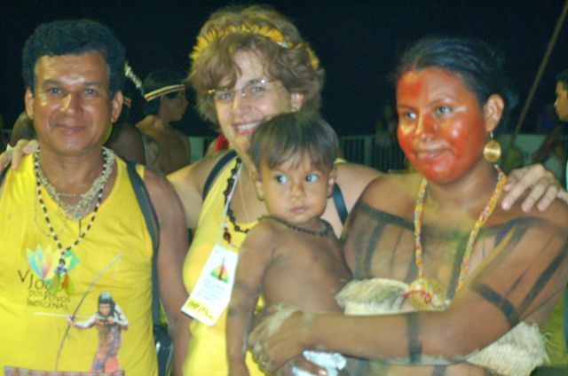 Índios e participante do evento posando para foto