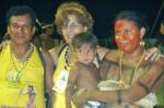 Índios e participante do evento posando para foto