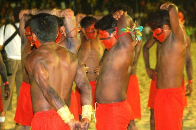 Índios alongando