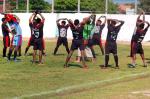 Índios alongando antes de partida de futebol