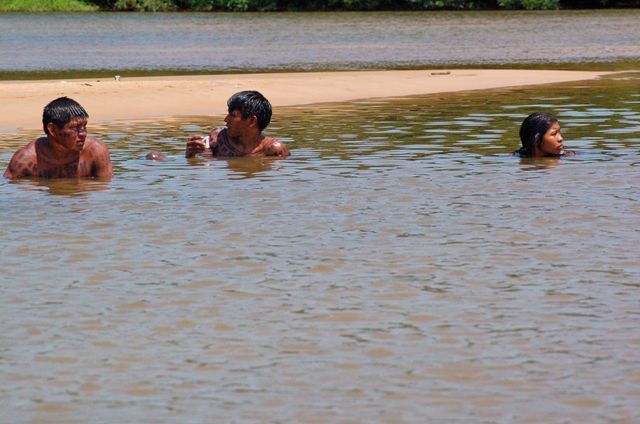 Índios tomando banho de rio