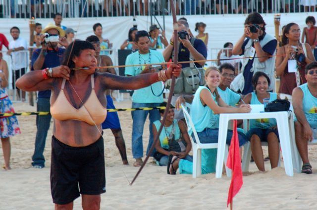 Mulher indígena com arco e flecha