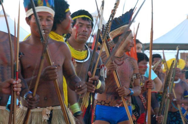 Índios com arcos e flechas