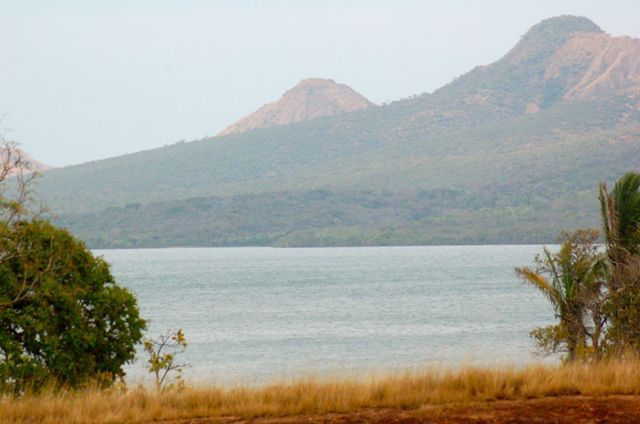 Rio e montanhas