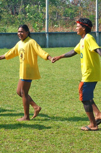 Índios de mãos dadas