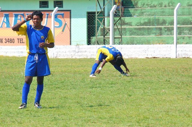 Índios no campo de futebol