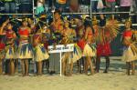 Índios bororo pousam para foto