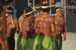 Índios Kanela Rãmkokamekra conversam na arena