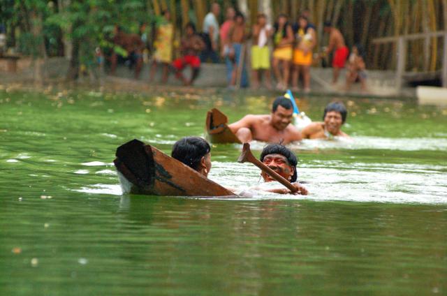 Canoa afundando