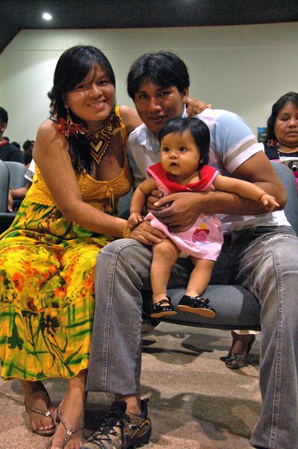 Família indígena no auditório