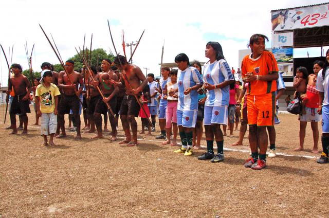 índios e índias comemorando/confraternizando