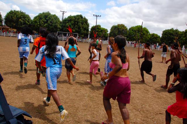 índios e índias correndo no campo