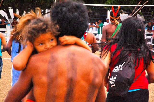 índios e índias correndo no campo