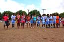 várias índias posando para foto no campo